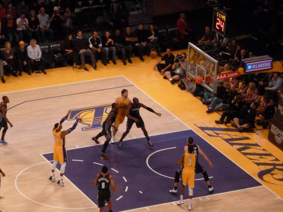 Começa o jogo entre Lakers e Bobcats em Los Angeles, na Califórnia, nos Estados Unidos